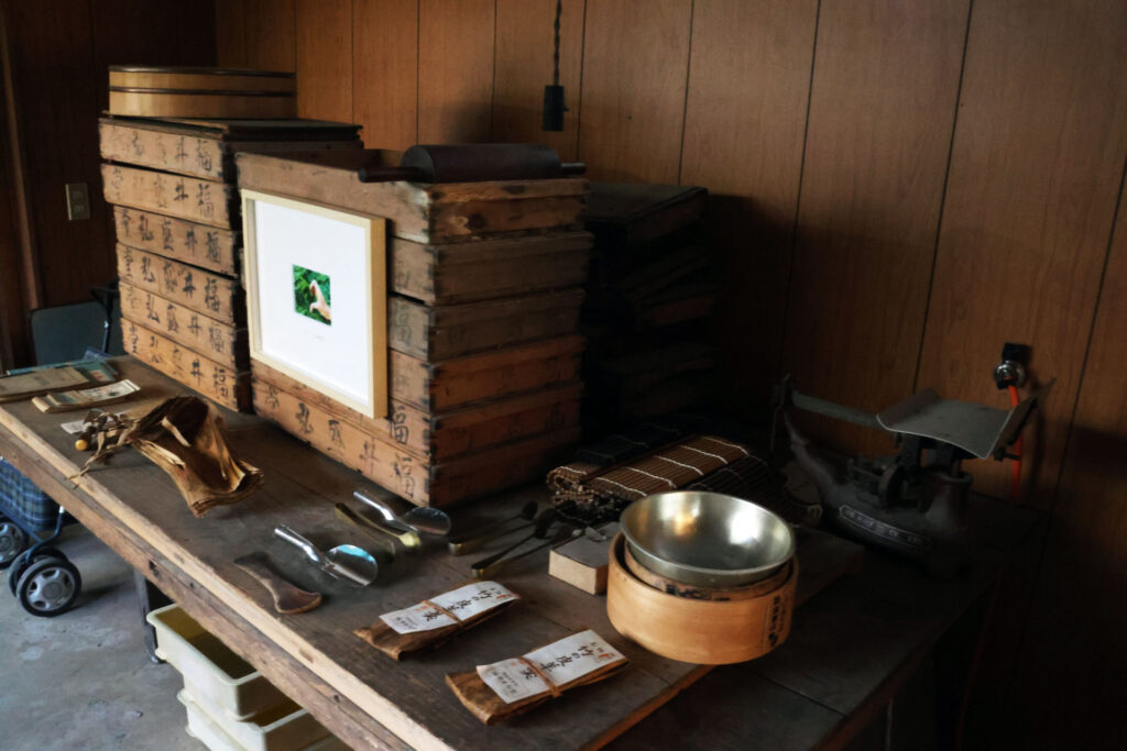 和菓子店の役目を終え半世紀近くたった店内は、和菓子作りを支えていた道具や井戸が、ある日を境に時が止まったかのように朽ちかけ、ほこりを被ったままの姿で迎えてくれる。